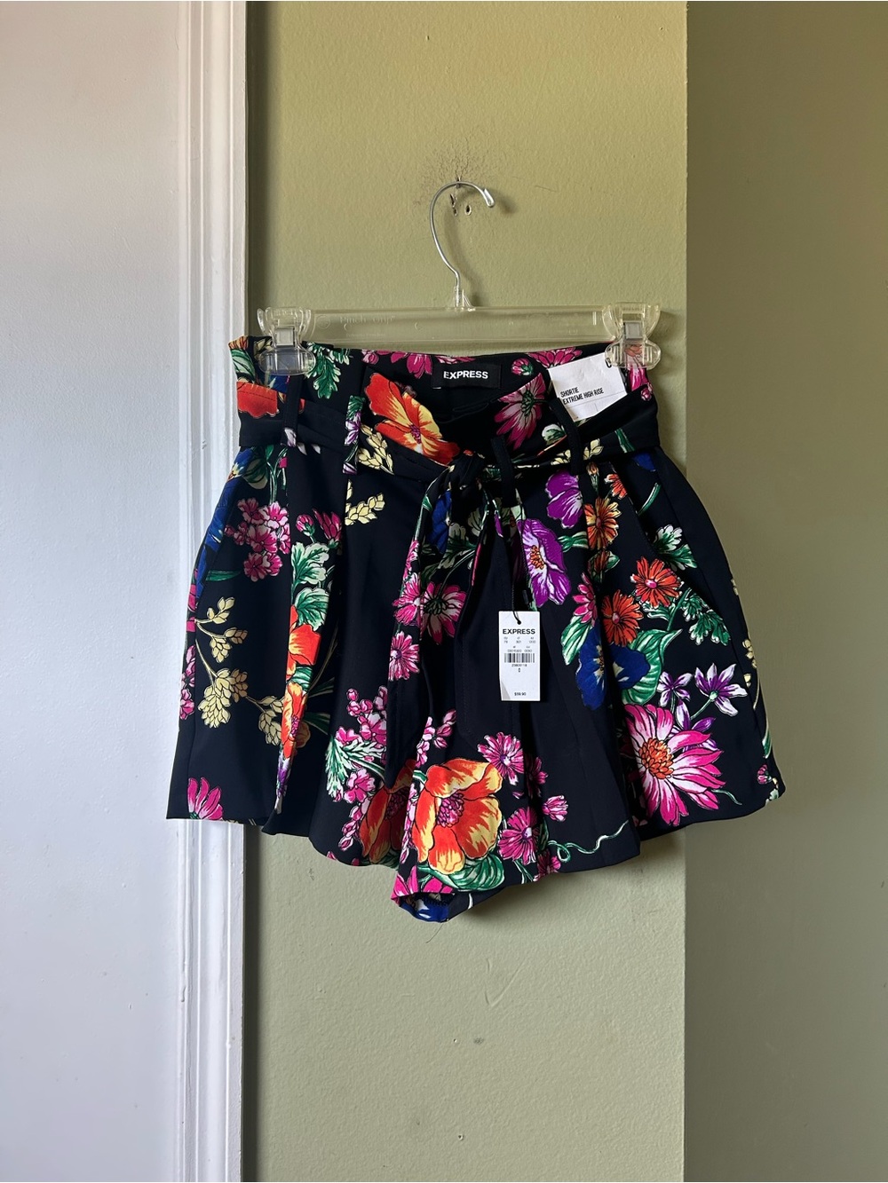NWT Express Black Floral Tie-Waist Shorts with Bright Multicolor Blooms Sz 0